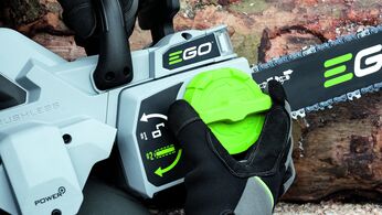 Automatické napínání řetězu pily