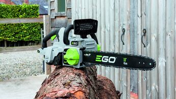 Automatické napínání řetězu pily